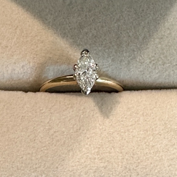 Elegant 14k Gold Marquise Cut Diamond Ring - Picture 2 of 8